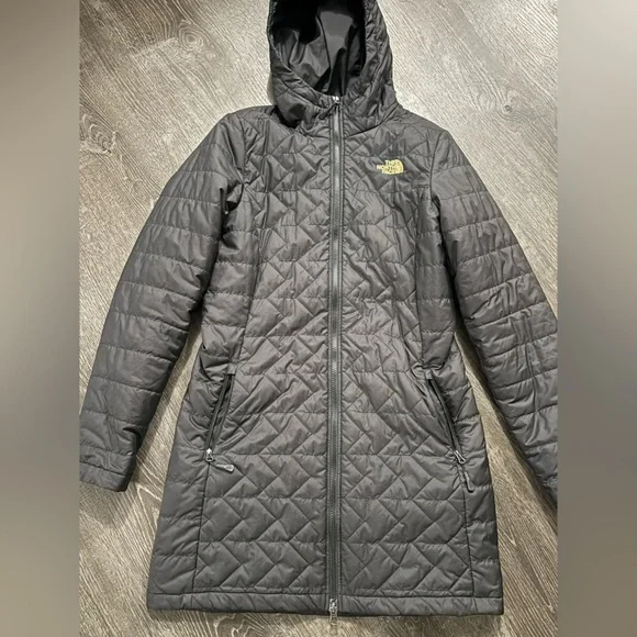 The North Face Black Quilted Jacket with Gold Logo - Picture 2 of 6